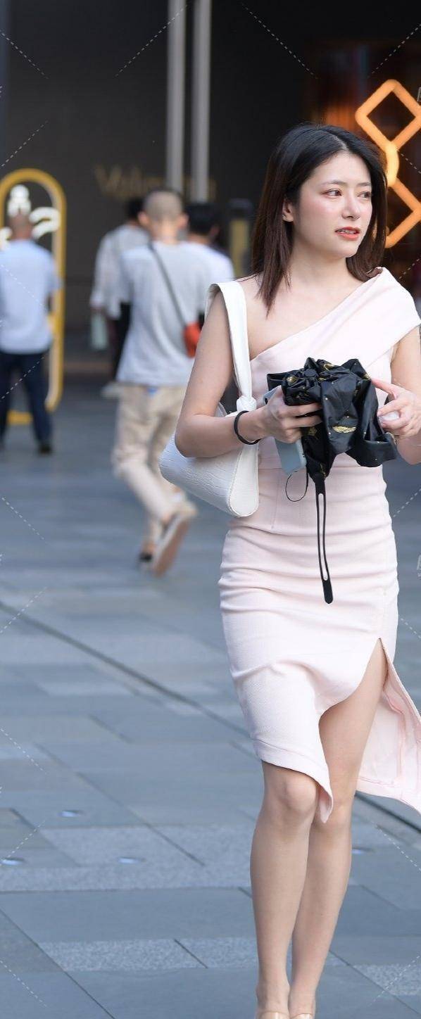 个性|身穿细长打底裤的美女，个性优雅不失风度，霸气十足