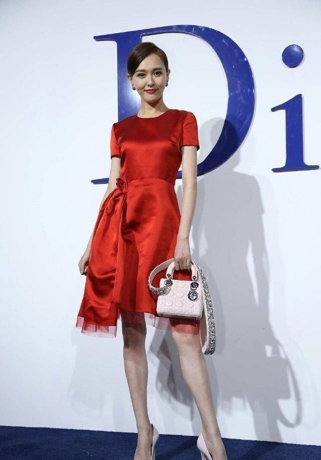 设计|唐嫣升级成为“宝妈”，但身材保持得还这么好，穿上红裙好有魅力