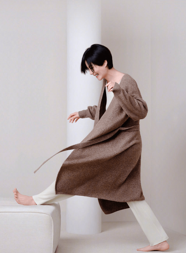 面料|52岁的王菲也是“打工人”,穿着睡衣拍广告,一般人没这气场