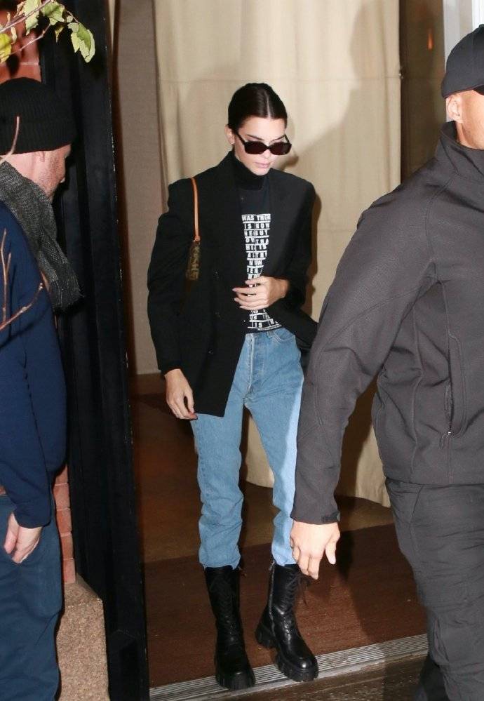 黑色|超模肯豆恋上马丁靴了！穿西装保暖时髦，小包包穿出两米八的气场