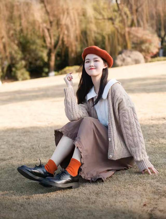 黑色|“半身裙”早秋这样穿，优雅温婉又可人