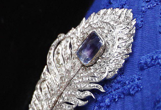 活动|英女王演讲彻底不提梅根!穿高贵优雅的紫裙子,珍珠项链都发黄了