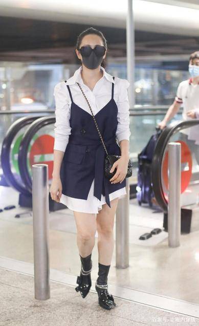 个性|伊能静与秦昊牵手亮相机场,穿牛仔半裙超减龄,53岁也有少女感