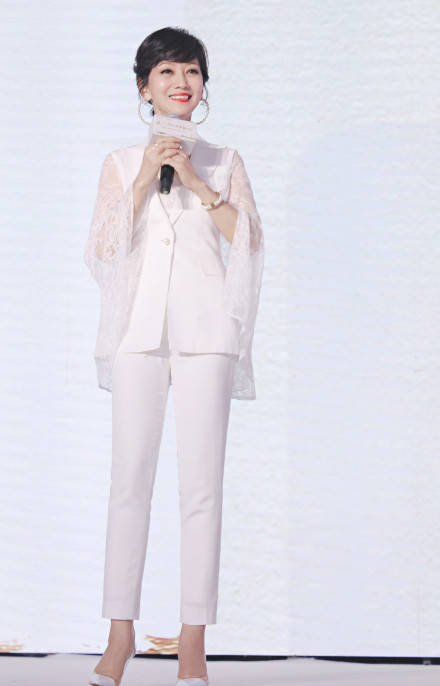 立体感|赵雅芝还是那个“白娘子”,穿蕾丝西装太时髦,脚踩恨天高气场强