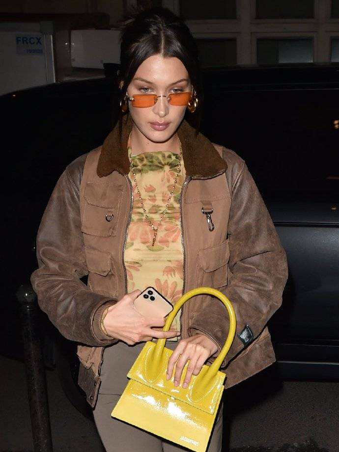 视觉|超模吉吉比贝拉更会穿？吉吉穿白衬衫走街头风，贝拉穿夹克太显胖