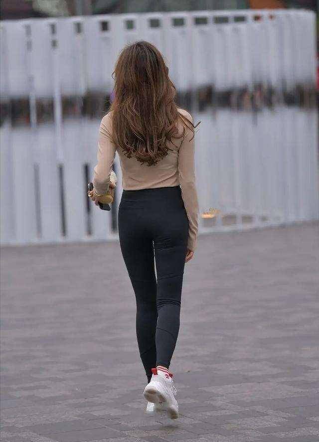 黑色|黑色潮流上衣搭配紫色潮流打底裤，高颜值搭配，模特单品