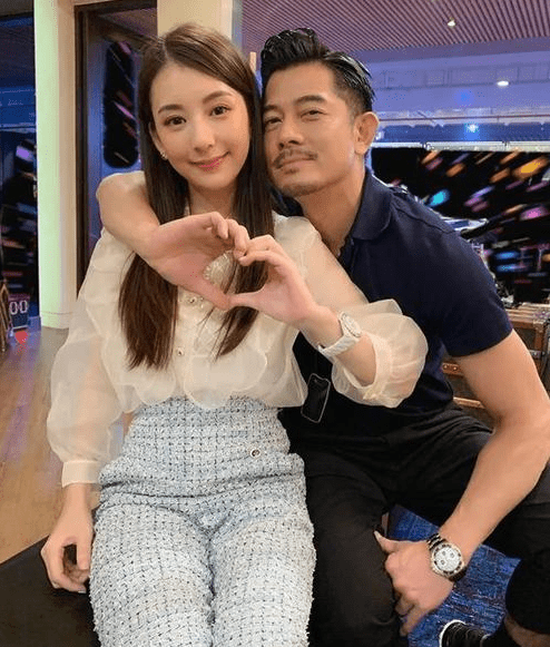 辣妈|85后方媛又美了,2800元碎花拼接裙四肢纤细,同框俩女儿好似姐仨