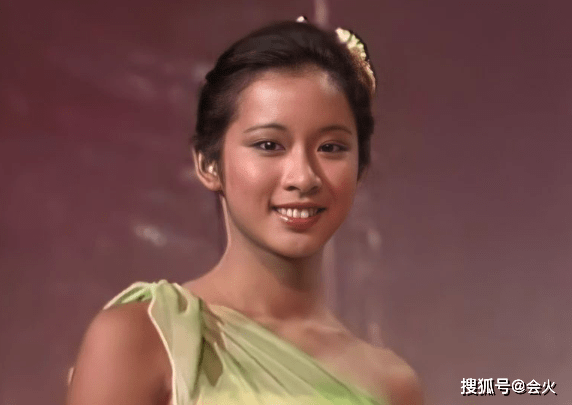 香港|郭晶晶婆婆大胆穿薄纱裙！身段完美皮肤白嫩，62岁脸仍风韵犹存