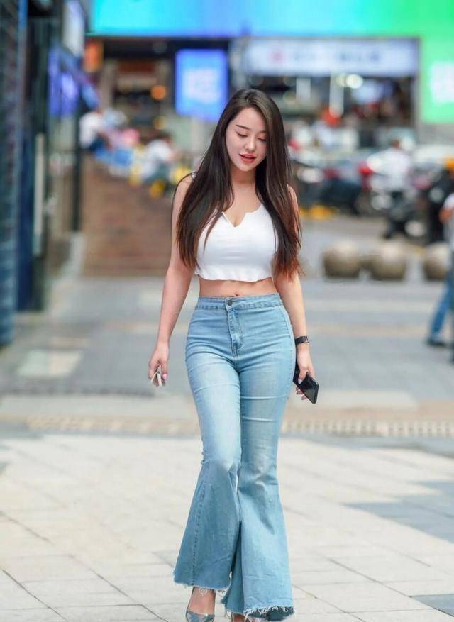 高跟鞋|黑色豹纹高跟鞋搭配蓝色九分打底裤，时尚潮流，走红时尚圈