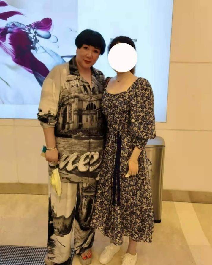 袜子|郭德纲老婆出行被要签名，玩下衣失踪穿长袜，胖也胖的这么时髦！