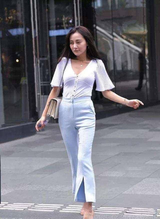 黑色|黑色时尚短袖搭配灰色潮流打底裤，看上去很简单，对于高腰的设计