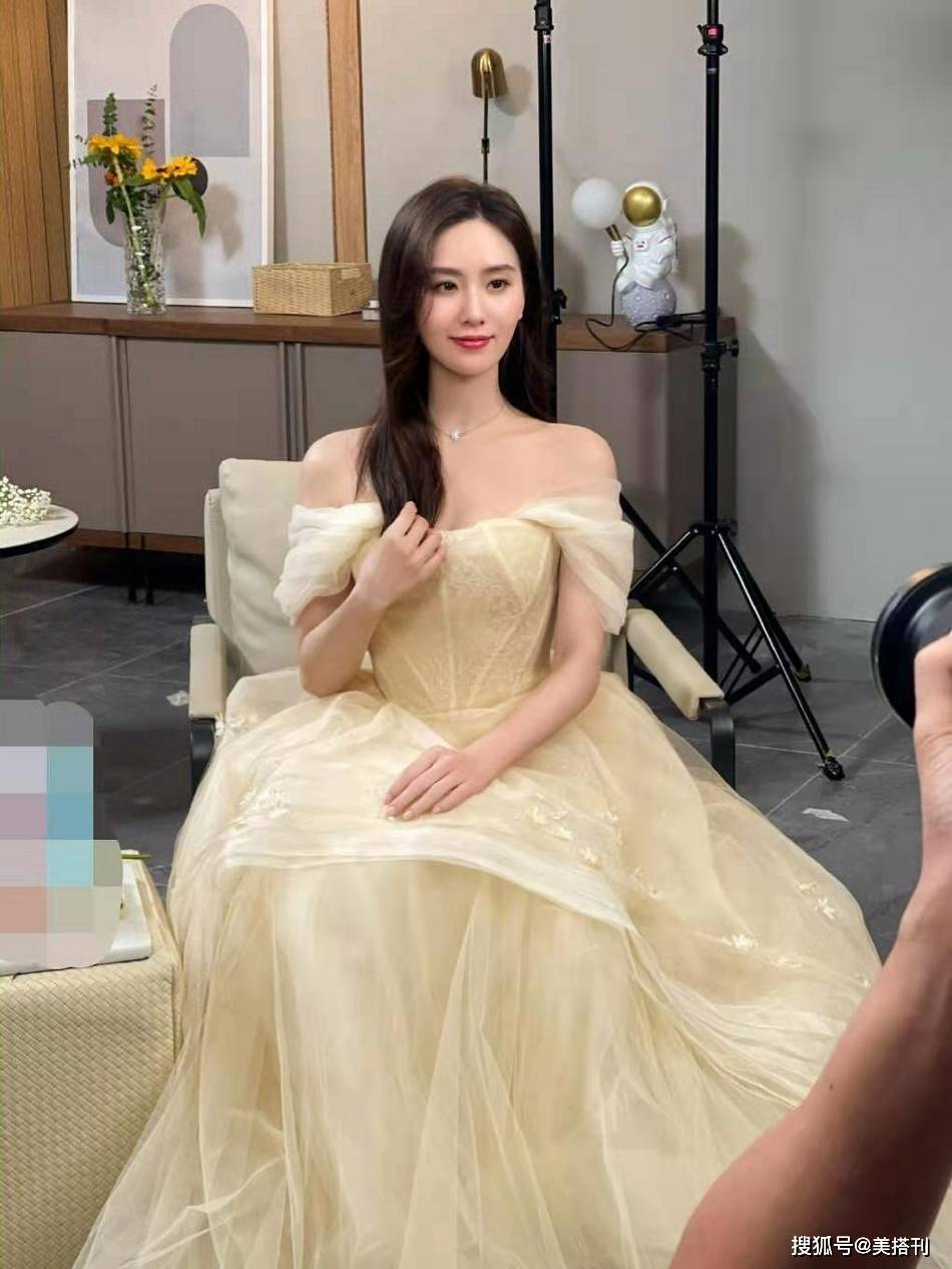 颜比正|刘诗诗就应该多多穿白裙,最新广告花絮变小仙女,气质舒适又高级