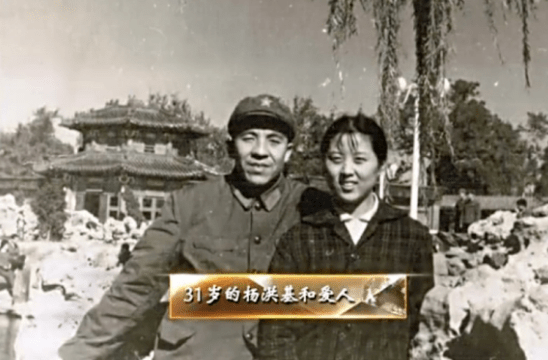 在杨洪基31岁的那一年,朋友给他介绍了一个女孩,名字叫刘文玫.