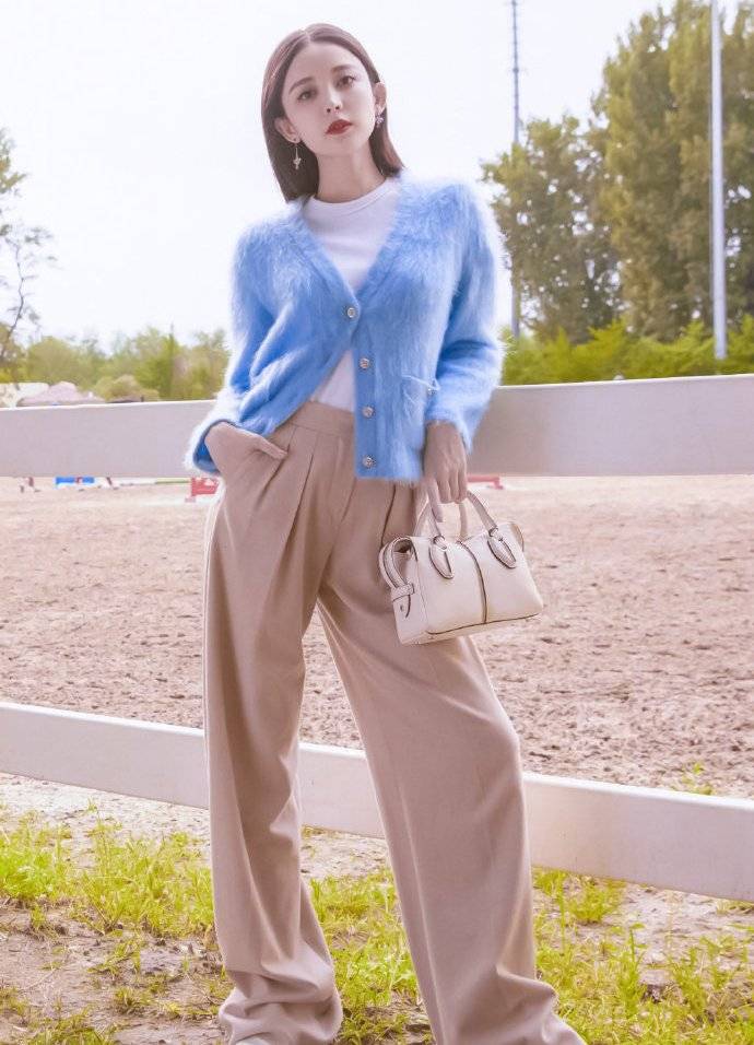 褐色|还在玩黑色配造型吗？那就out了！今年流行这4组配色，显白又高雅