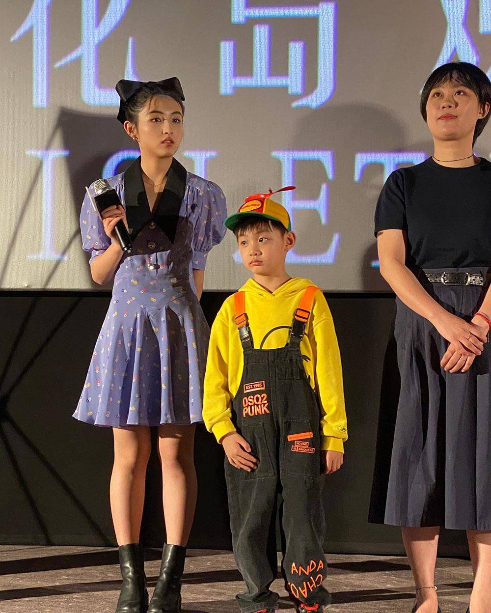宫廷风|张子枫路演变“瓷娃娃”，穿碎花连衣裙戴蝴蝶结，被夸漂亮很害羞
