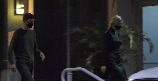 身材|伊万卡穿墨绿色开衩礼裙高贵优雅,展现完美身材,太迷人了