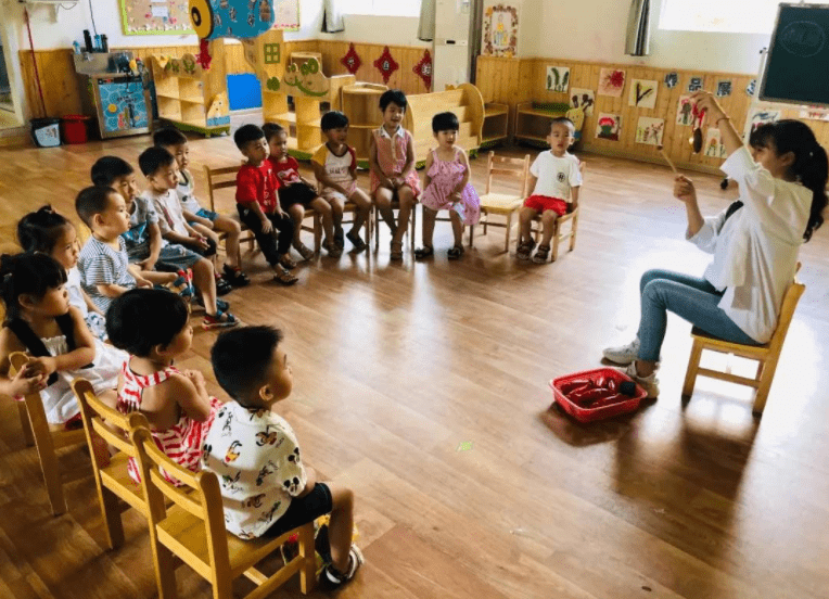 进行|众多家长提议，将幼儿园纳入“义务教育”，教育部门的回应来了