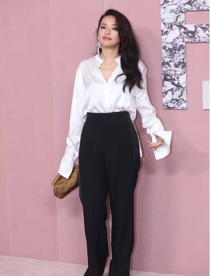 波浪|舒淇这身造型好有“港姐”味道，长波浪卷慵懒又迷人，美翻了