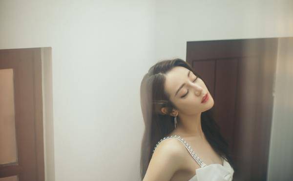 身材|金晨迪丽热巴穿吊带裙“撞衫”，一个秀温柔气质，一个用身材制胜