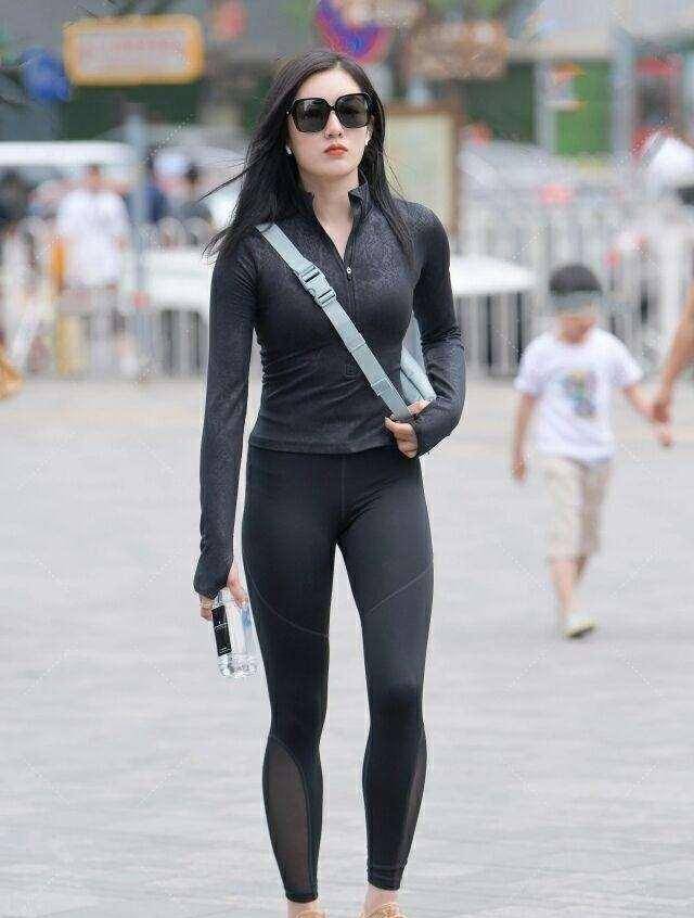 魅力|华丽典雅的打底裤穿搭帅气有魅力,如花美眷神采迷人,温柔浪漫