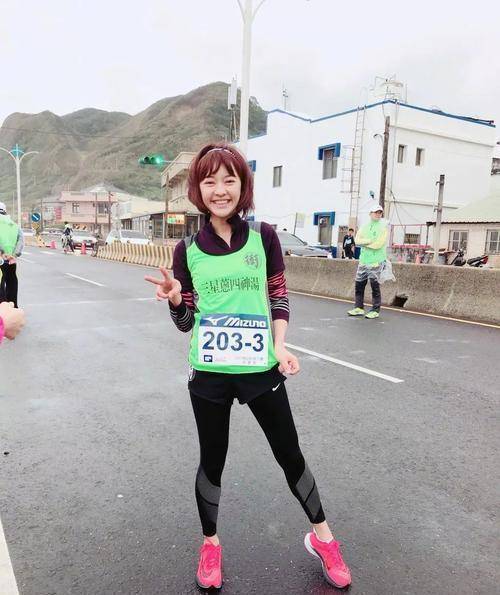 小初|最强孕妇！38岁陈意涵挺二胎孕肚轻松做一字马