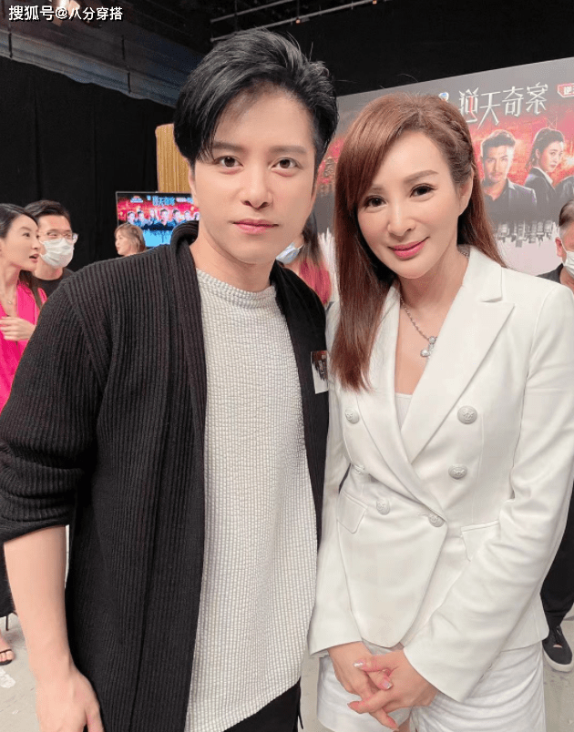 魅力|罗霖一点不服老，身穿白色西服套装知性干练，状态不输00后
