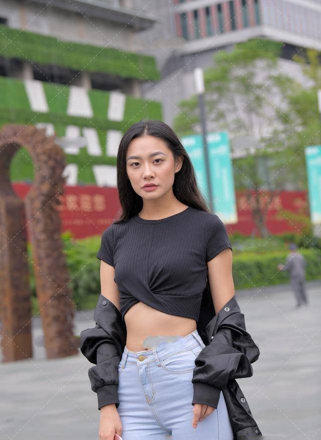 显得|年轻自信的打底裤穿搭随心又时髦,显得身材修长迷人,减龄美丽