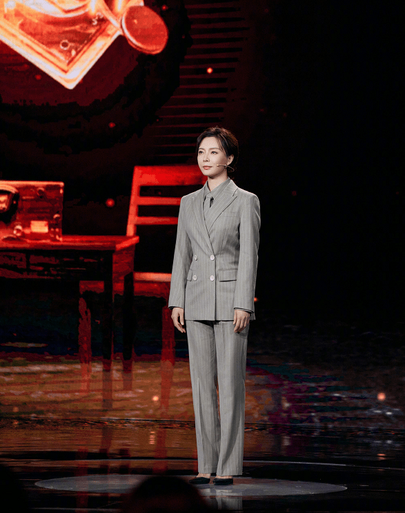 颜色|论色彩驾驭力我只服陈数，克莱因蓝配黑色穿得优雅，私服不输气质