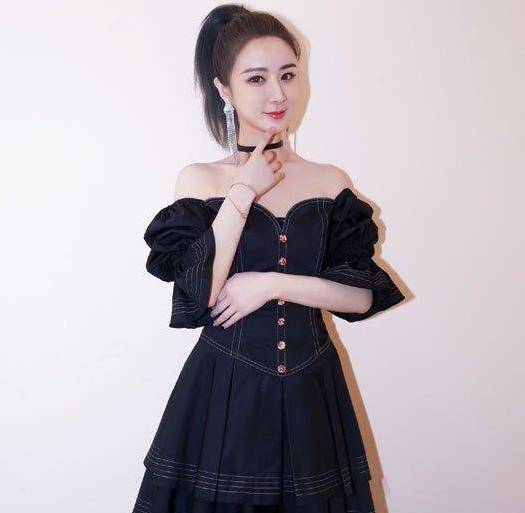 女王|带货女王薇娅现身游乐场，穿粉色T恤宛如少女，和女儿出游像姐妹