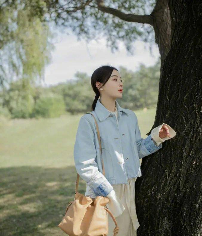 服装|袁姗姗衣品好到爆,穿“塑料”衬衣配黑直锁骨发,清纯又迷人