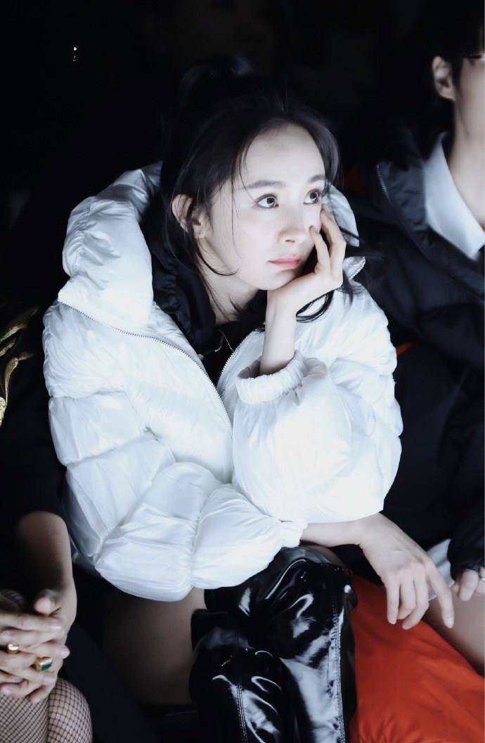 slay|杨幂现身看秀slay全场，罕见连体短裤配6259过膝靴，把风头都抢了