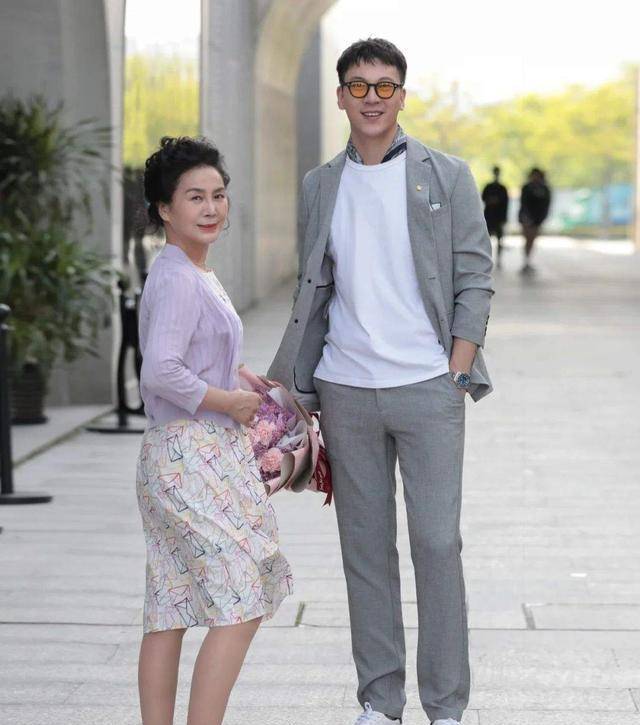 大气|60岁女人更要穿出优雅，这位姐姐的穿搭精致养眼，端庄大气显年轻