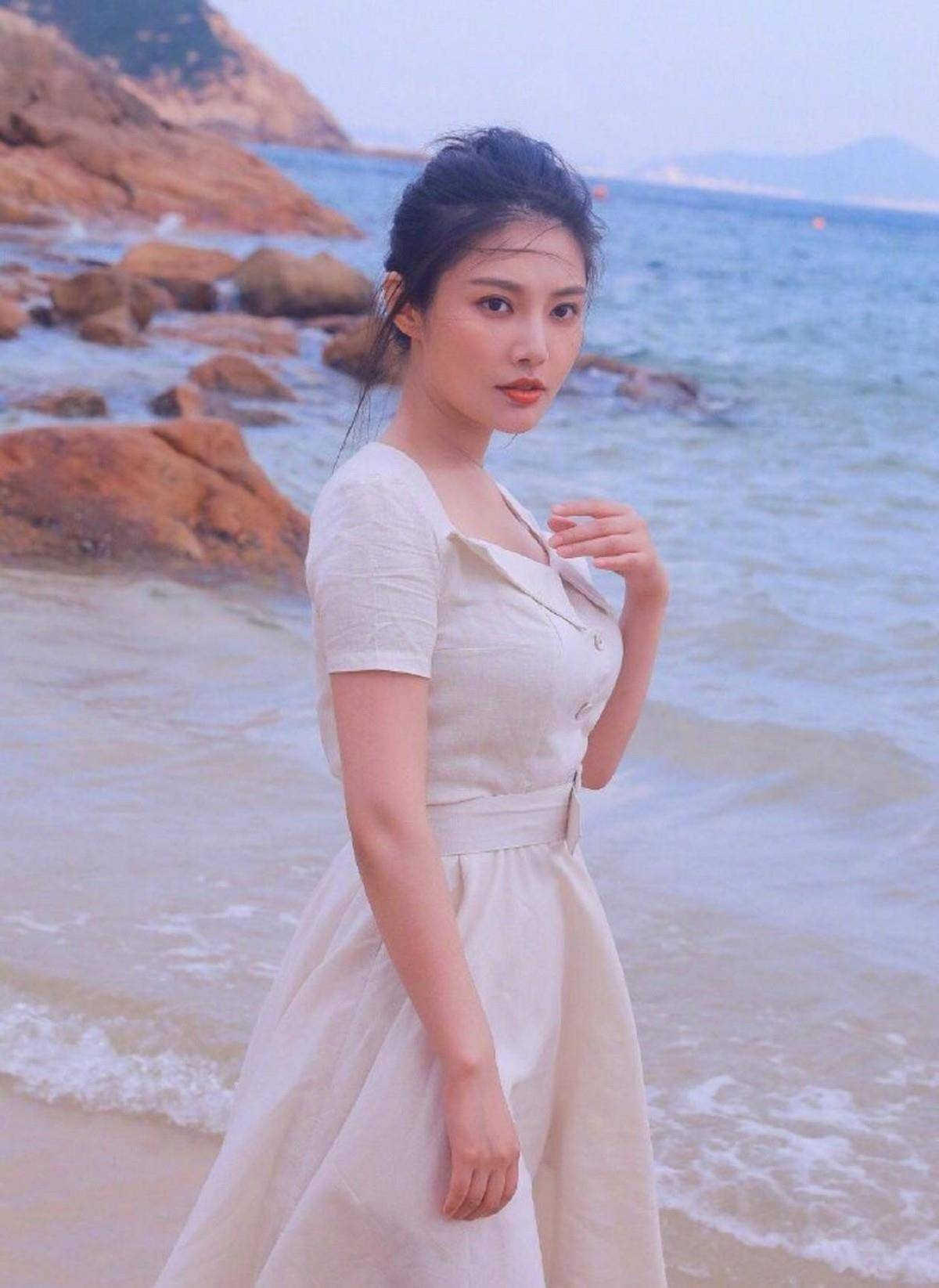 内衣|胸大=艳俗？大胸女孩学会这么穿，气质也太高级了吧