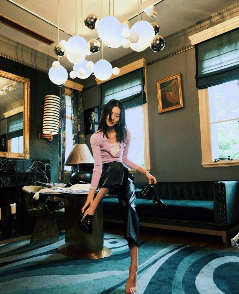 显得|真正高级的女人，秋冬从来不穿这3种“衣服”，廉价低级还掉价