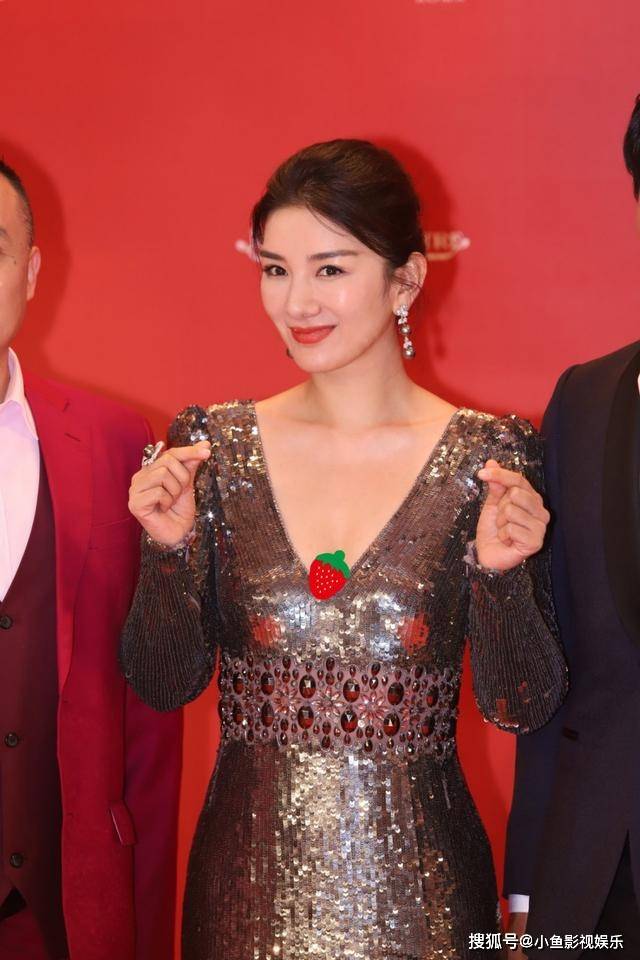 黄奕|聂远的前女友黄奕,身穿紧身裙身材曲线没有完全显现,没有修图