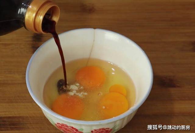 做法|1个洋葱，3个鸡蛋，手不沾面，10分钟搞定全家早餐，比手抓饼好吃