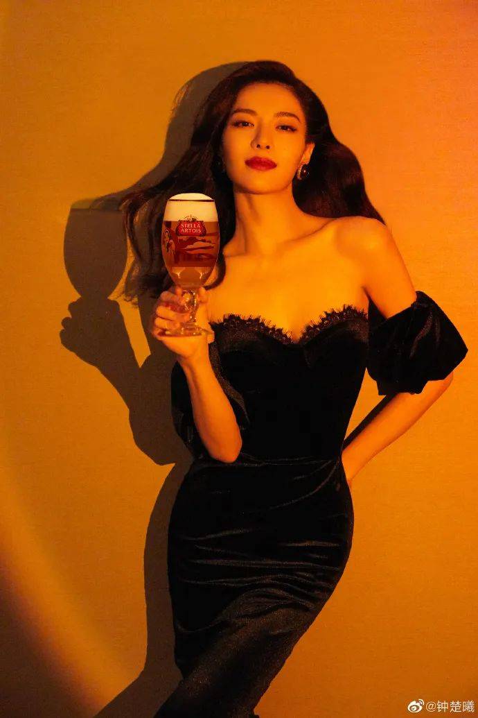 时代|钟楚曦穿紫色抹胸长裙太美艳！雪肤玉貌魅力不可小觑