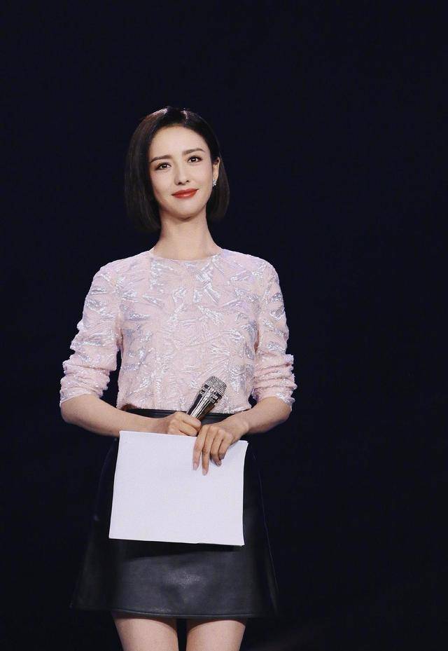 黑色|佟丽娅才是“人间尤物”，穿黑色丝绒抹胸裙优雅高贵，摩登复古