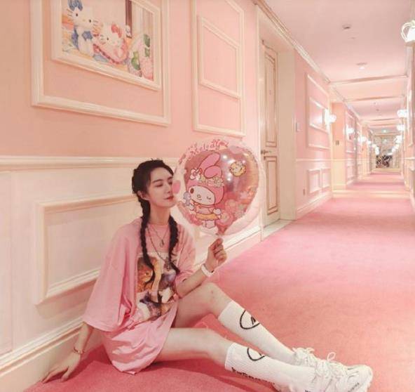 女王|带货女王薇娅现身游乐场，穿粉色T恤宛如少女，和女儿出游像姐妹