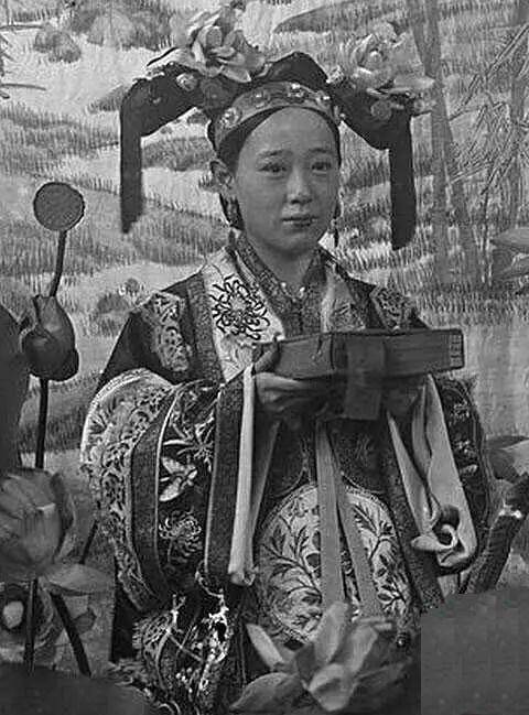 父亲|晚清第一美人，黑白照都掩盖不了她的美，却被慈禧的宠爱耽误一生