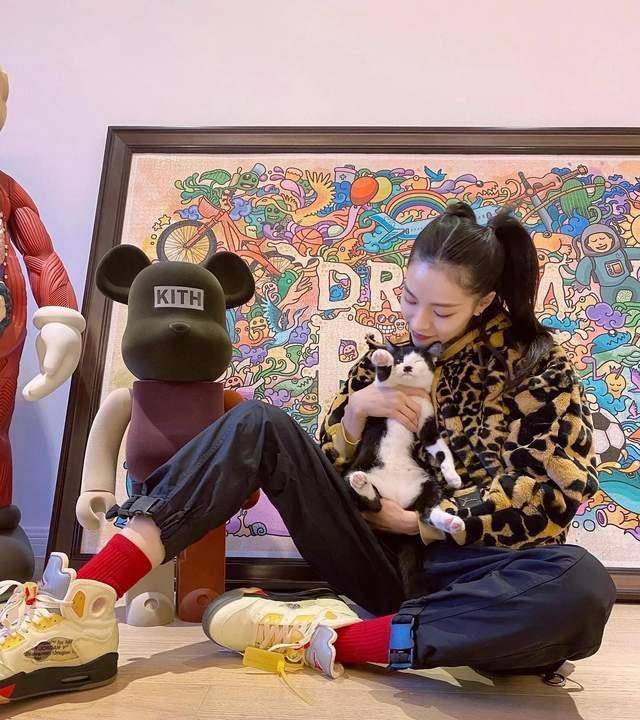 黑色|钟楚曦才是靠“衣品”出圈的大佬！复古港风拿捏在手，同性都着迷