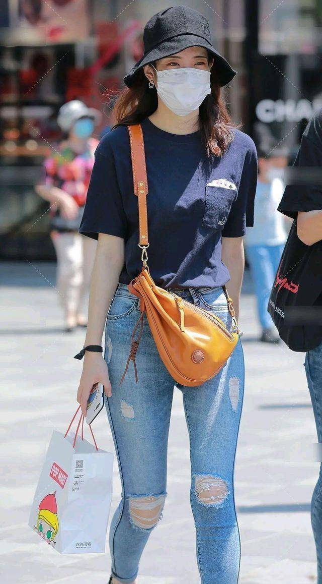 采用的|优雅的连衣裙装扮展现女性简洁气质，秀出迷人自我，活力满满