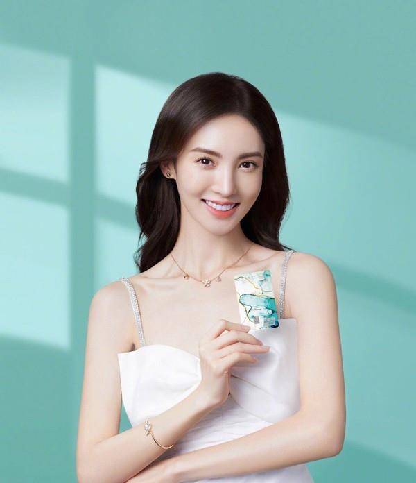 身材|金晨迪丽热巴穿吊带裙“撞衫”，一个秀温柔气质，一个用身材制胜