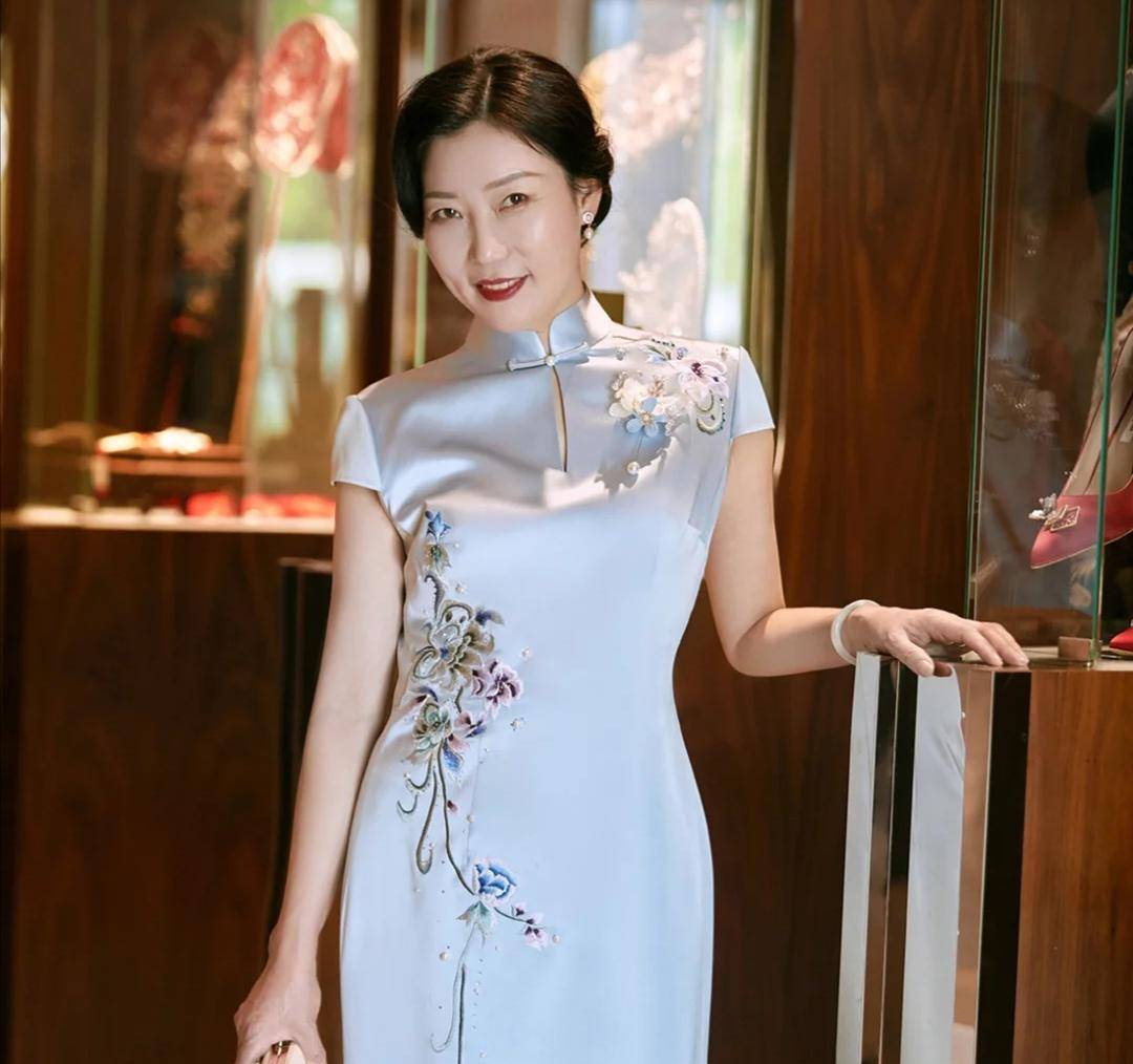 进行|60岁的女人更要穿出气质！这些姐姐的优雅穿搭，时髦高级显年轻
