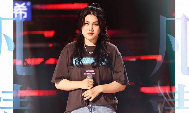 一位是四川宜宾的19岁姑娘曾溯恕,她唱了首英文歌,只有李荣浩导师转身