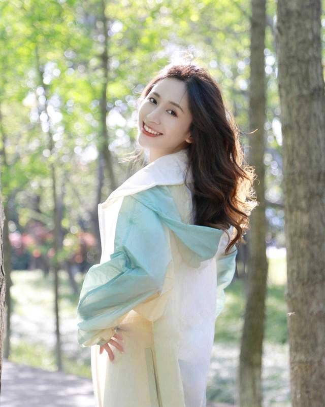 条纹|秋季半身裙穿起来会显得更有气质