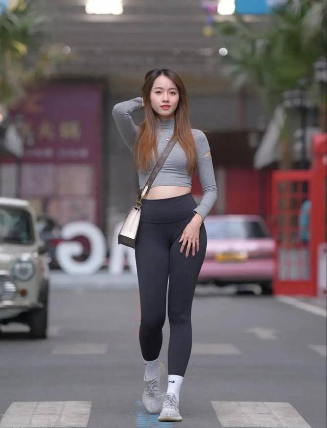 上衣|休闲随意的打底裤穿搭为你增色不少，展现迷人体态，酷酷装扮