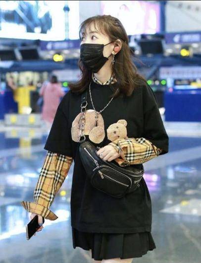 整体|马蓉风格大变样，男友T恤配短裙似少女，一身名牌生活不错