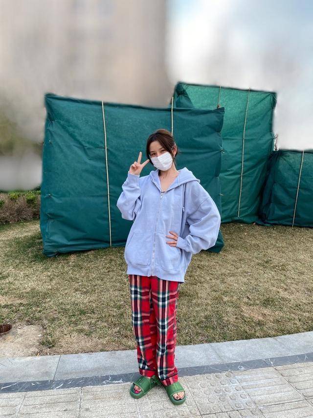 卫衣|宋祖儿私服穿搭，浅灰卫衣加红色格纹长裤，军绿拖鞋抢镜