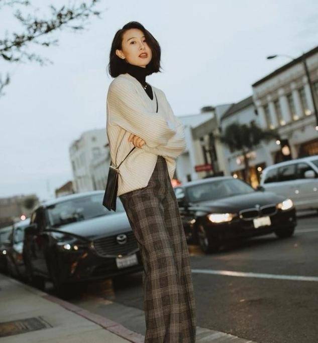 颜色|会穿的女人很少选阔腿裤了，今年流行的是“吸烟裤”，显瘦又显高